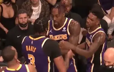 Anthony Davis and Dwight Howard have a bench altercation