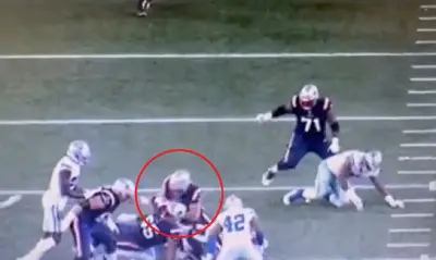 David Andrews dives at Randy Gregory