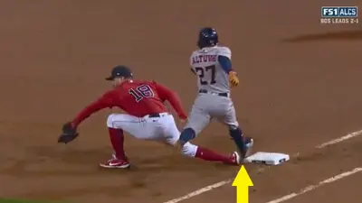 Kyle Schwarber off the base at first