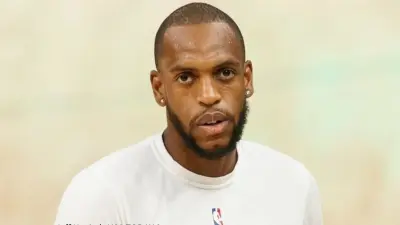 Khris Middleton during warmups