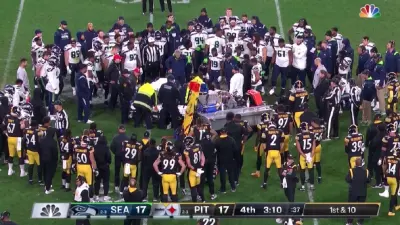 Steerlers and Seahawks gather around Darrell Taylor