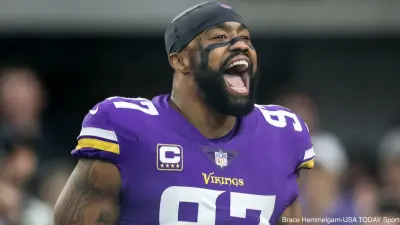 Everson Griffen celebrates with Vikings