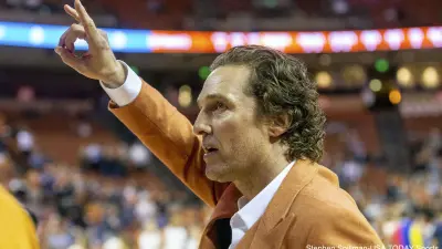 Matthew McConaughey flashes the Hook Em