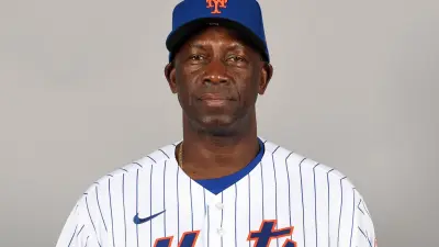 Chili Davis poses for a team photo