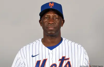Chili Davis poses for a team photo
