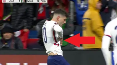 Christian Pulisic lifts up his shirt