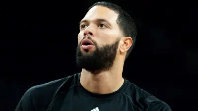 Deron Williams warming up