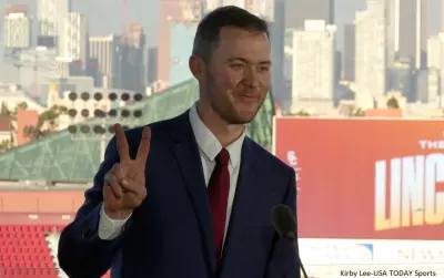 Lincoln Riley does Fight On sign