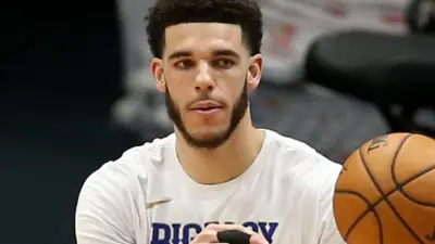 Lonzo Ball warming up
