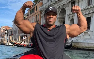 Shawn Rhoden flexes