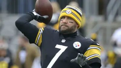 Ben Roethlisberger throws a pass