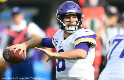 Kirk Cousins drops back to pass