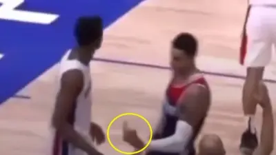 Kyle Kuzma flipping off a fan