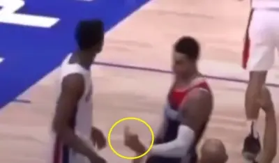 Kyle Kuzma flipping off a fan