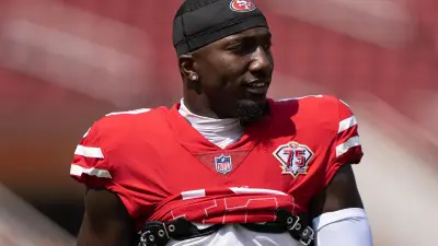 Deebo Samuel warms up