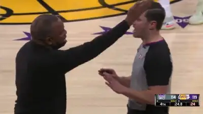 Alvin Gentry talks to an official