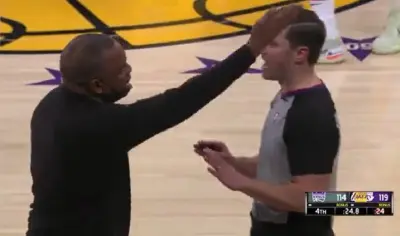 Alvin Gentry talks to an official