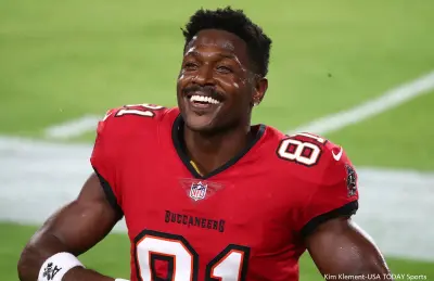 Antonio Brown in Bucs uniform
