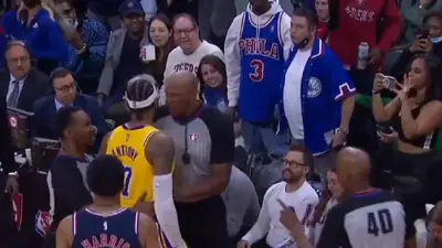 Carmelo Anthony talks to fans