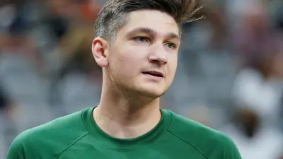 Grayson Allen warming up