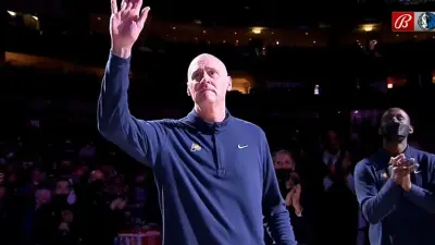 Rick Carlisle waves