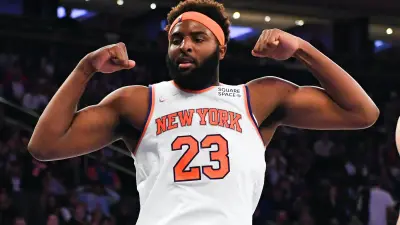 Mitchell Robinson flexes during a game