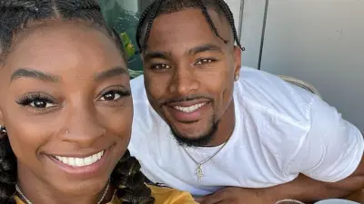 Simone Biles and Jonathan Owens pose for a selfie