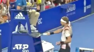 Alex Zverev hits the chair