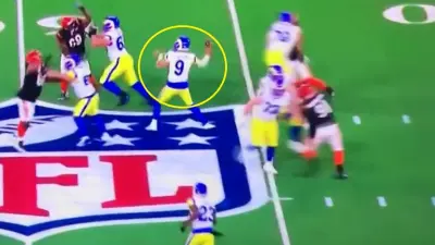 Mtthew Stafford throwing a pass
