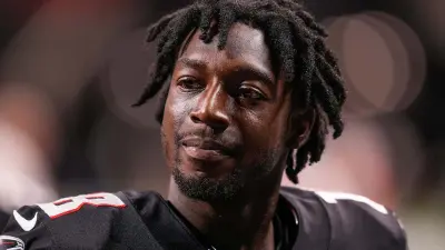Calvin Ridley without a helmet