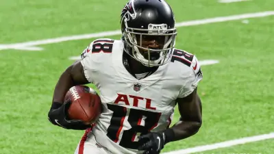 Calvin Ridley runs with the ball