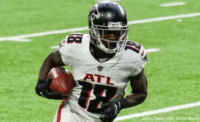Calvin Ridley runs with the ball