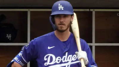 Cody Bellinger warms up