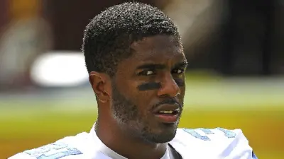 Byron Jones looks over