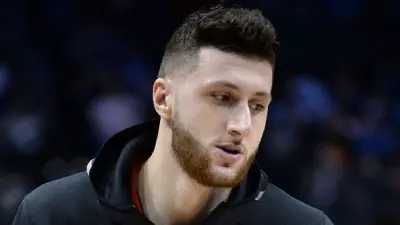 Jusuf Nurkic warming up