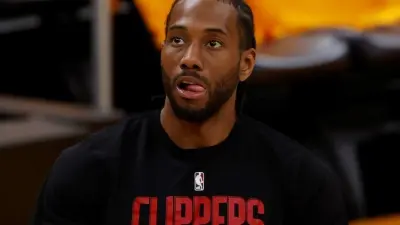 Kawhi Leonard warming up