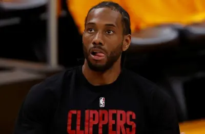 Kawhi Leonard warming up