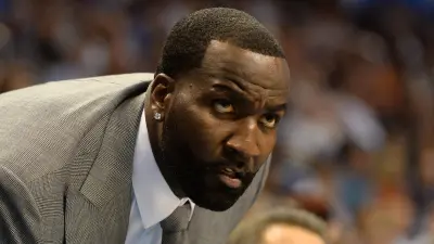 Kendrick Perkins leans over