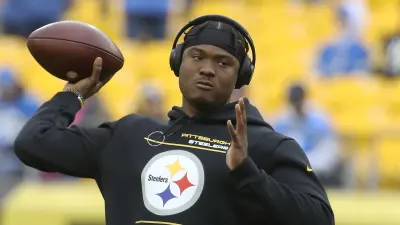 Dwayne Haskins throwing a football