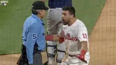 Kyle Schwarber in Angel Hernandez's face