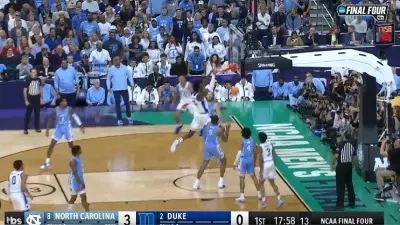 Mark Williams dunks the ball