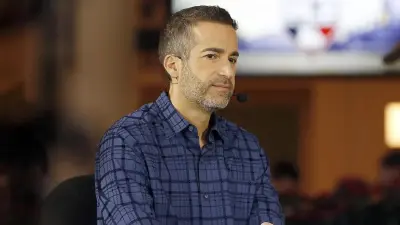 Matt Vasgersian on set