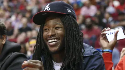 Alvin Kamara wearing an Atlanta Braves hat