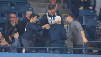 Blue Jays fan gives Yankees fan a ball