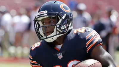 Tarik Cohen carries the ball while in a Bears uniform
