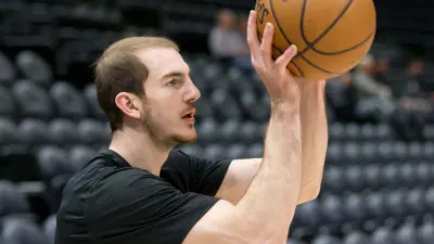 Alex Caruso shooting a basketball