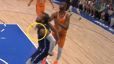 Chris Paul battling with Jalen Brunson