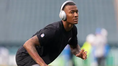 DeVonta Smith warming up