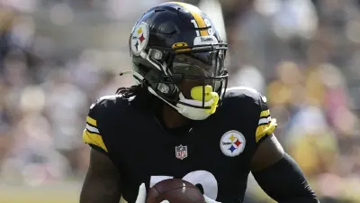 Steelers wide receiver Diontae Johnson holding the ball