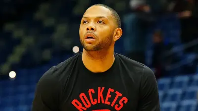 Eric Gordon looking up